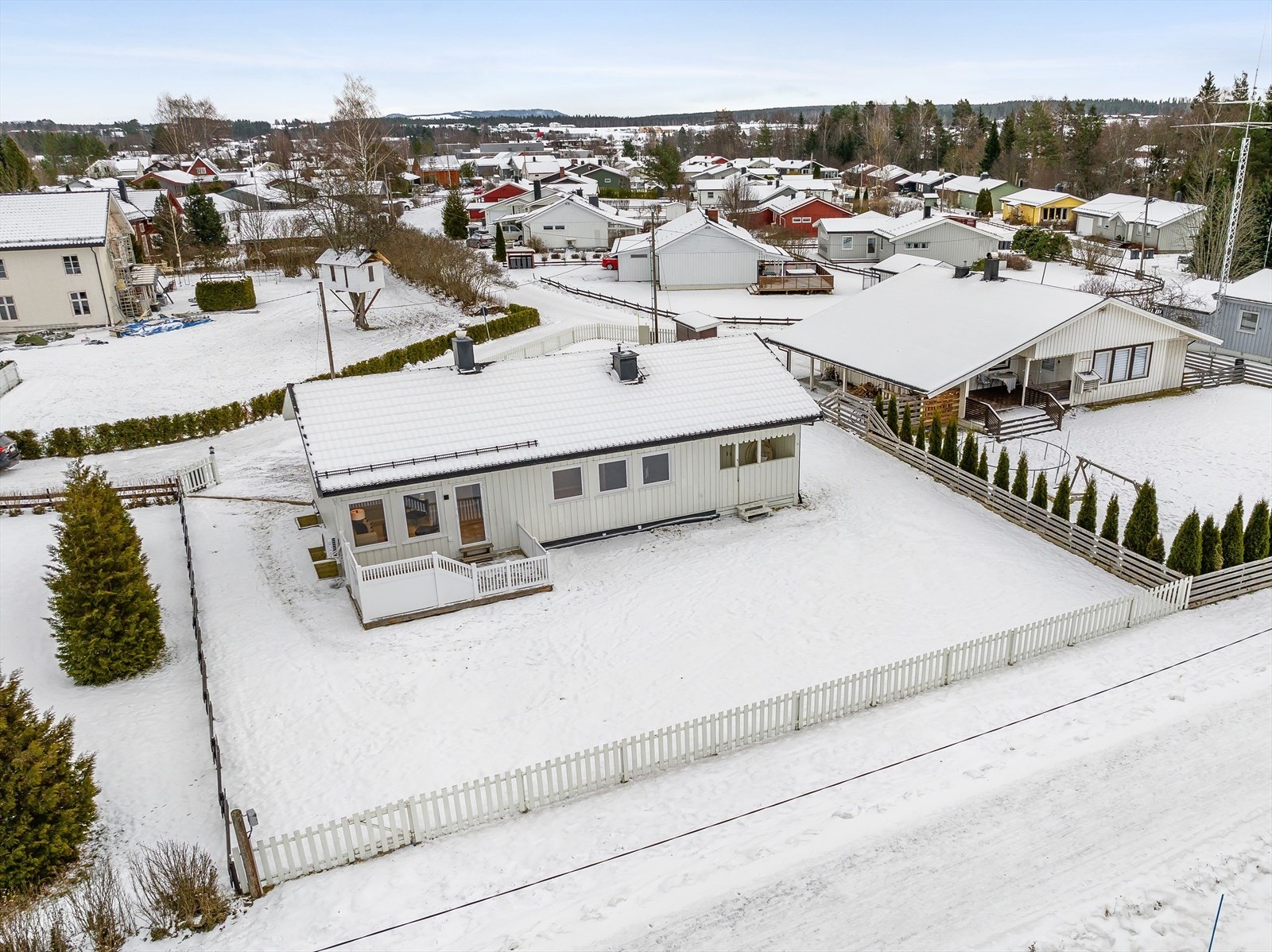 Boligen har sentral og fin beliggenhet i et etablert boligområde på Søbakken. Kort gangavstand til flere barnehager, skole og dagligvarebutikk. Galleribilde