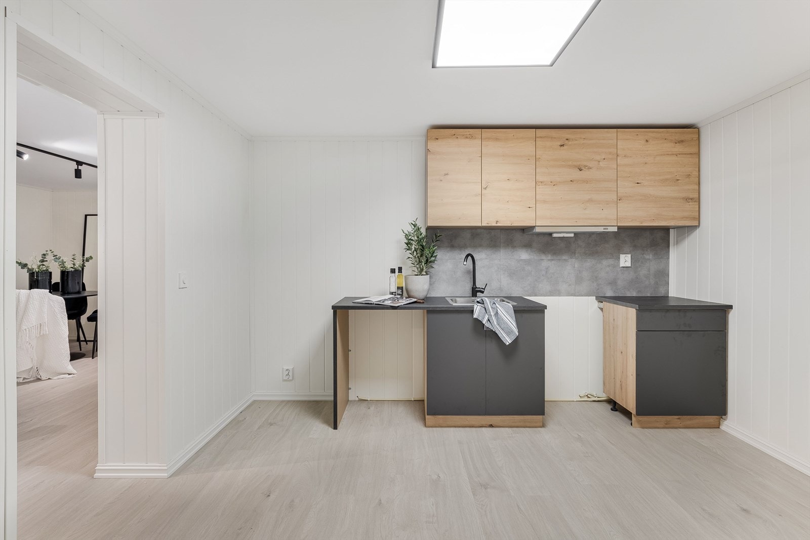 Det er også satt inn nytt kjøkken i kjelleretasjen i 2023. Ventilator med mekanisk vifte, avtrekk ført ut av vegg mot fri. Avsatt plass til frittstående hvitevarer. Galleribilde
