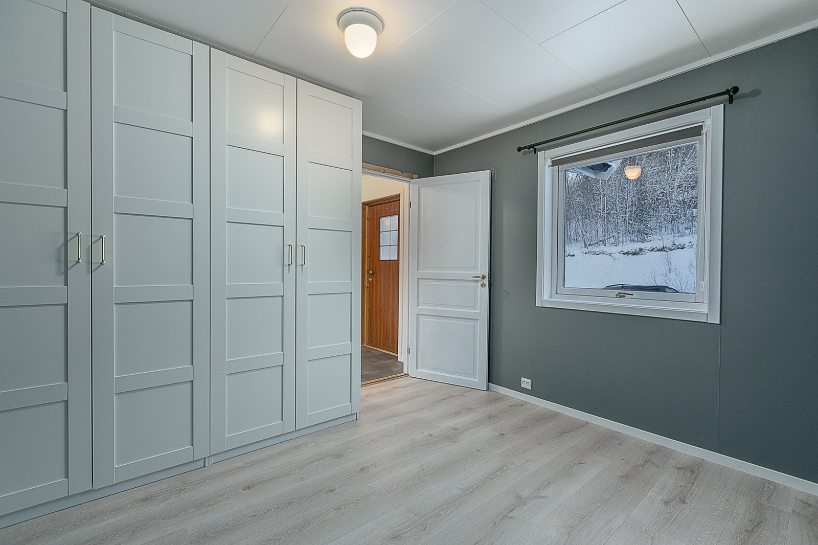 Hovedsoverommet er også pusset opp, to store garderobeskap med mye oppbevaringsplass. Galleribilde