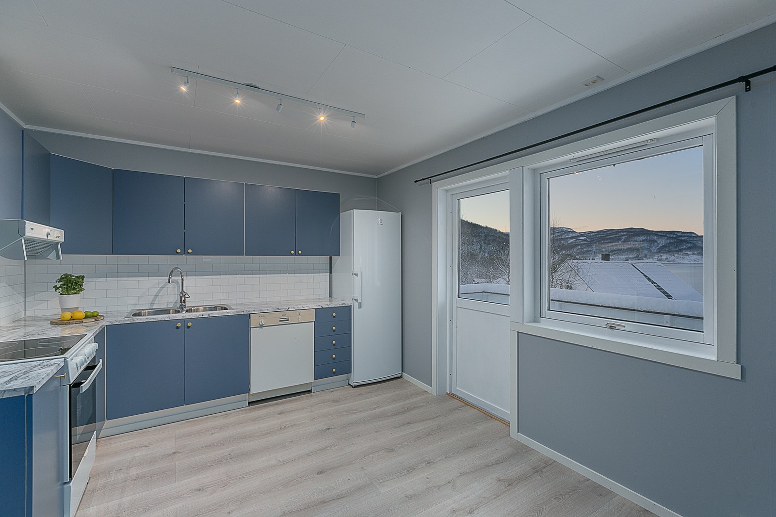 Fra kjøkkenet er det utgang til solrik veranda. Galleribilde