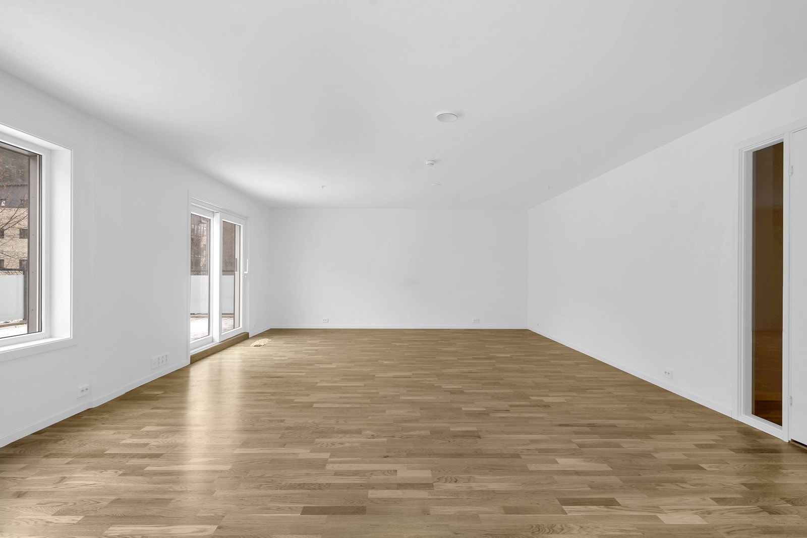 Stue med parkett på gulv. Galleribilde