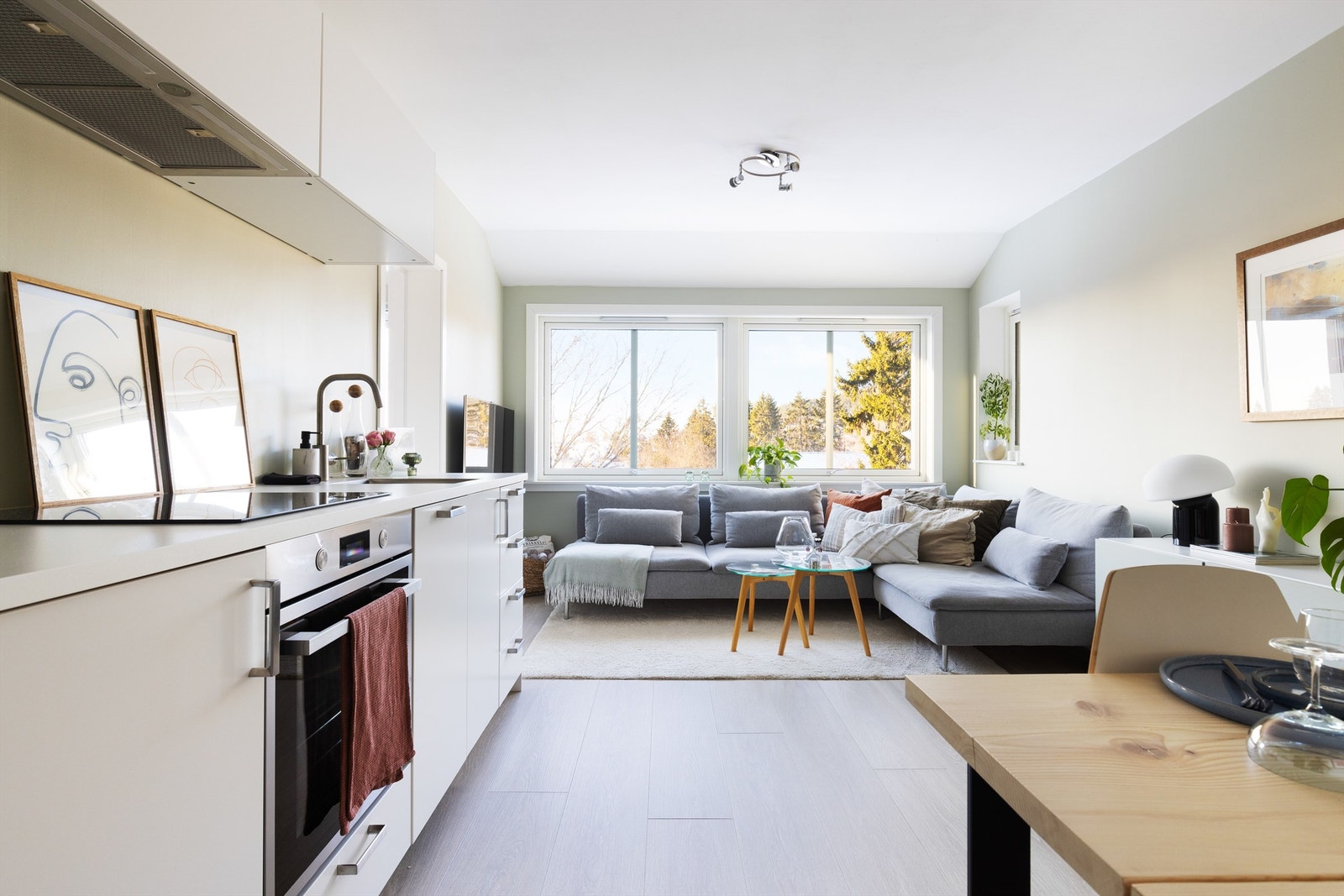 Det er god plass til å møblere med både sofa, bord og tilhørende mediemøblement. Galleribilde