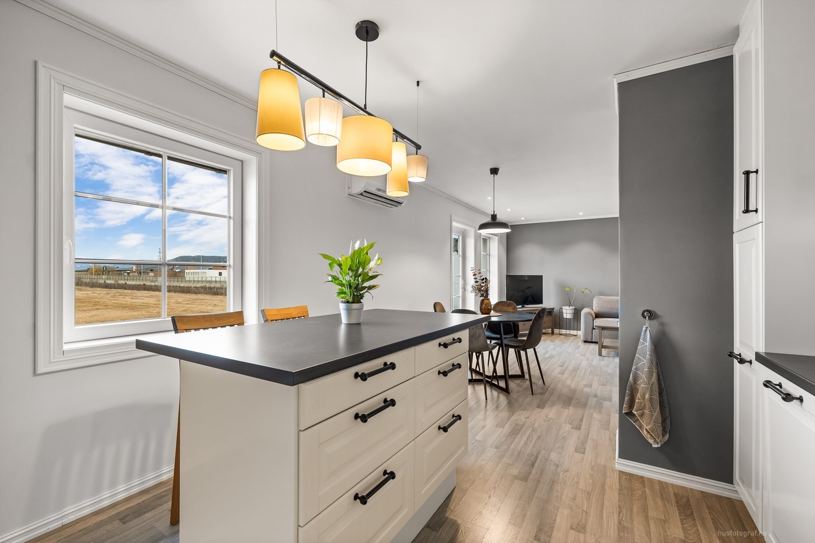 Kjøkkenøy som kan benyttes til å tilberede mat. Galleribilde