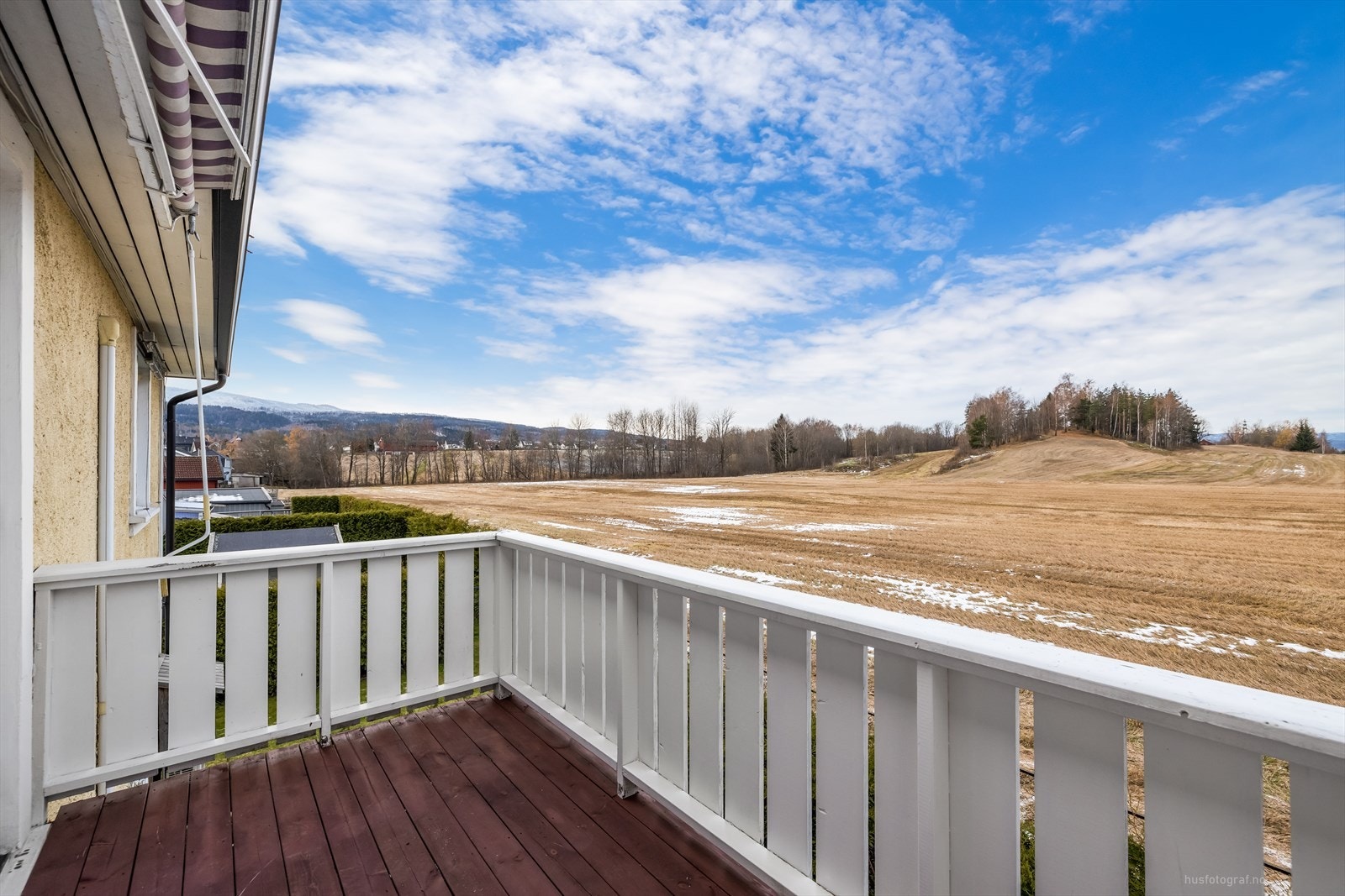 Solrik balkong med adkomst fra stue på ca. 6kvm med utsikt over landlige omgivelser. Galleribilde