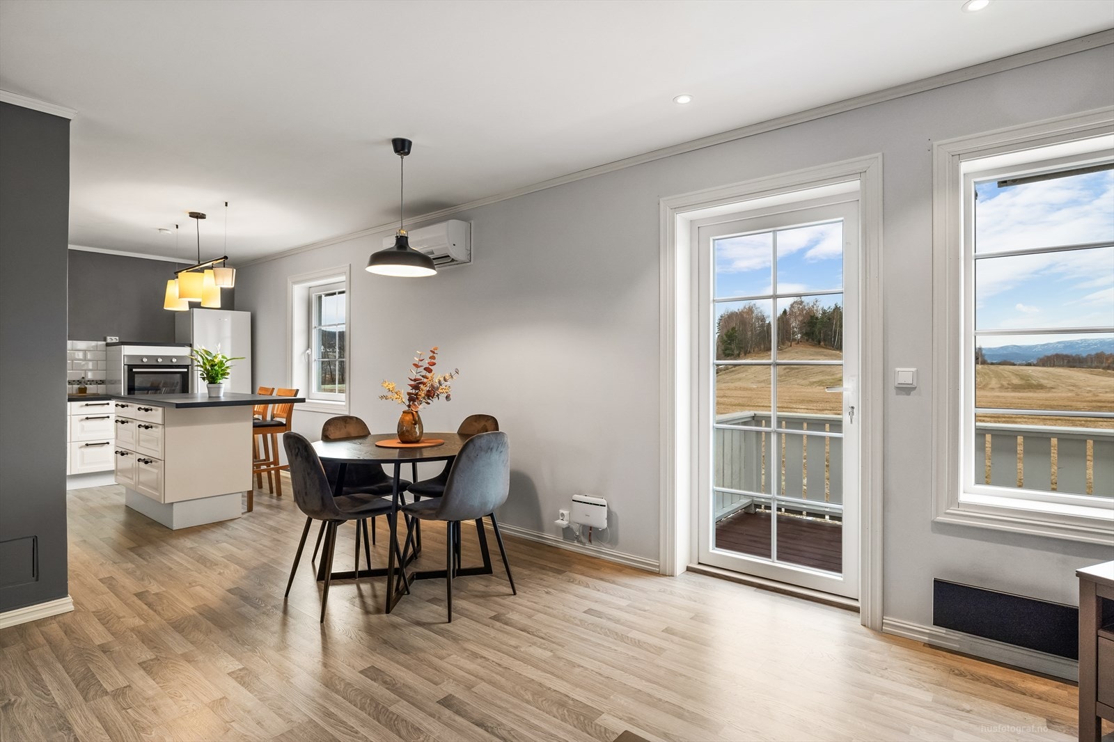 Eiendomsmegler Karianne Skogmo ønsker velkommen Kroksveien 37! Galleribilde