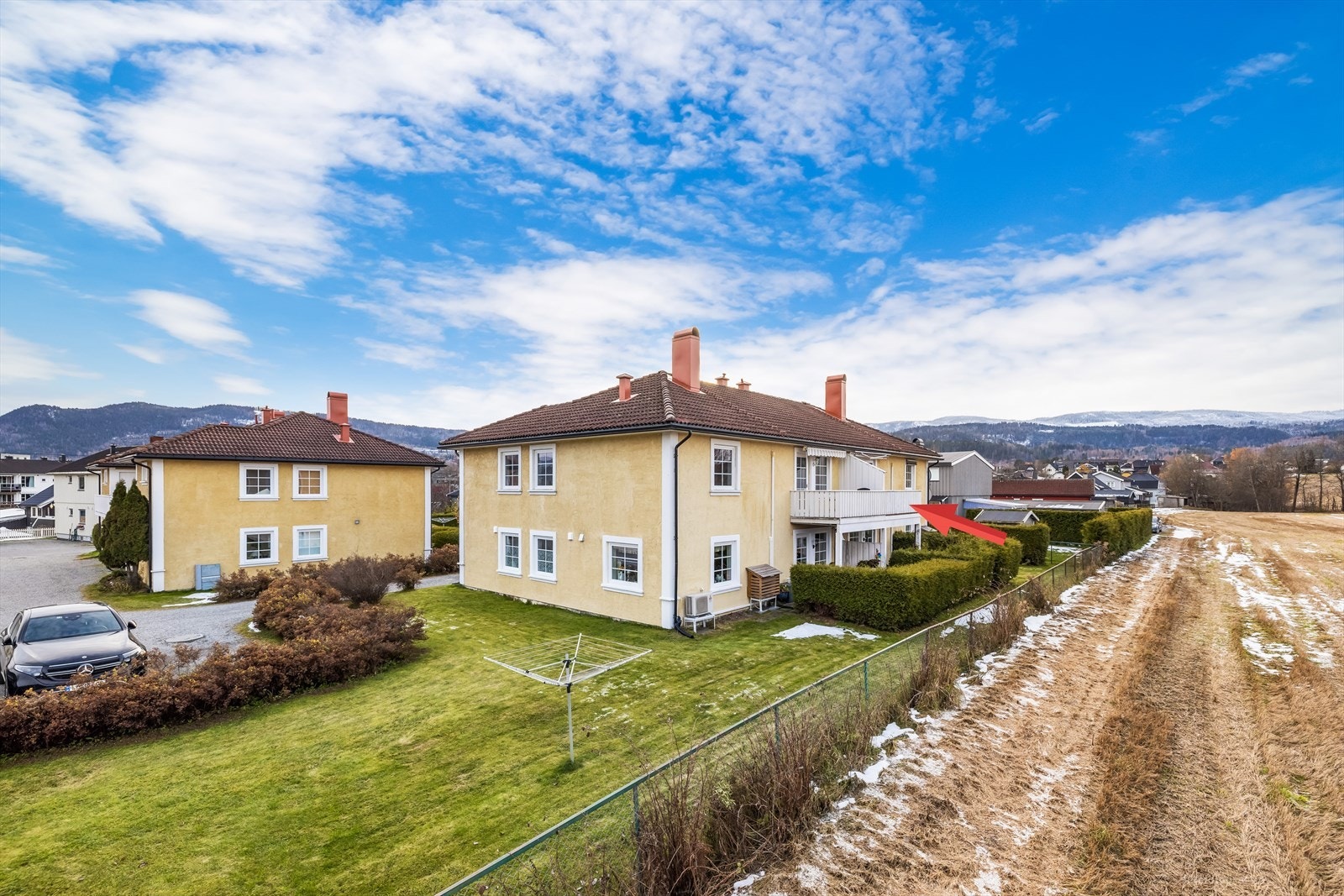 Det medfølger garasje som har innlagt strøm og leddport med automatisk åpner. Galleribilde