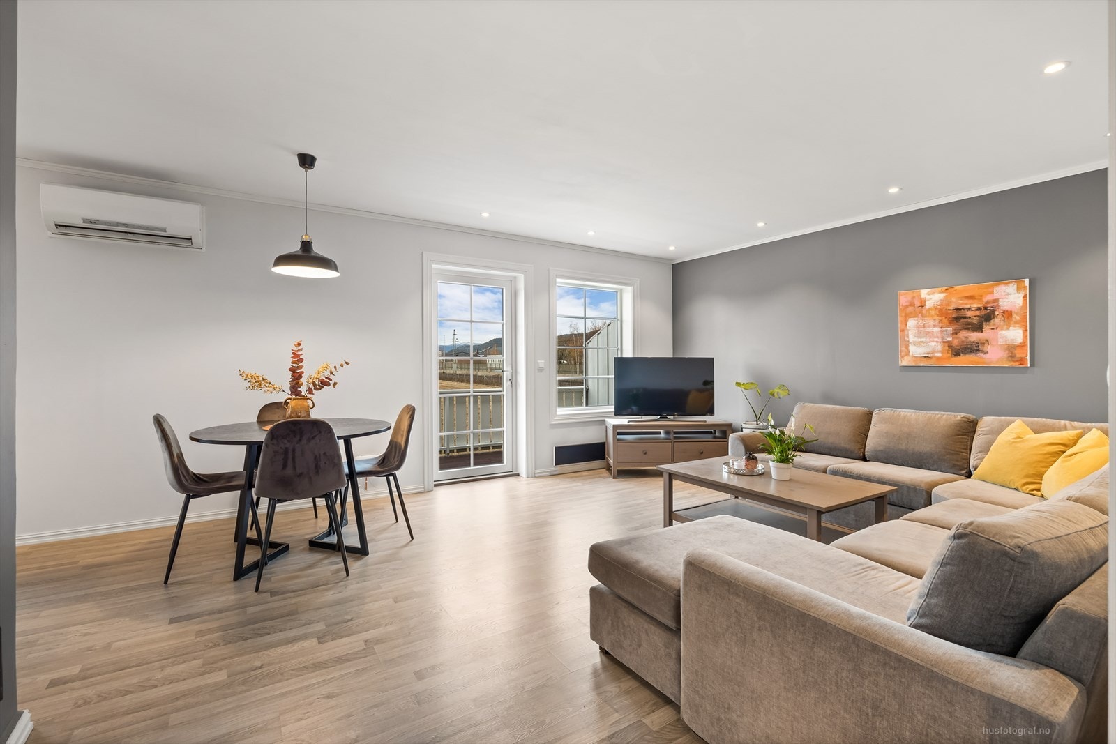 Stue med åpen løsning til kjøkken og utgang til balkong. Galleribilde