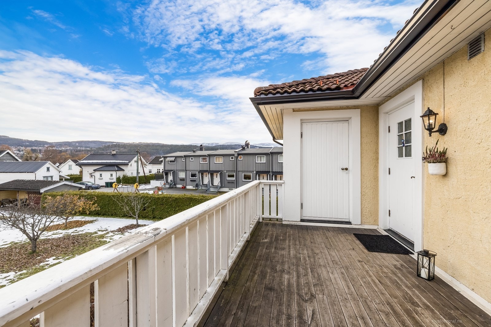 Inngangsparti med tilgang til utvendig bod for lagring. Galleribilde