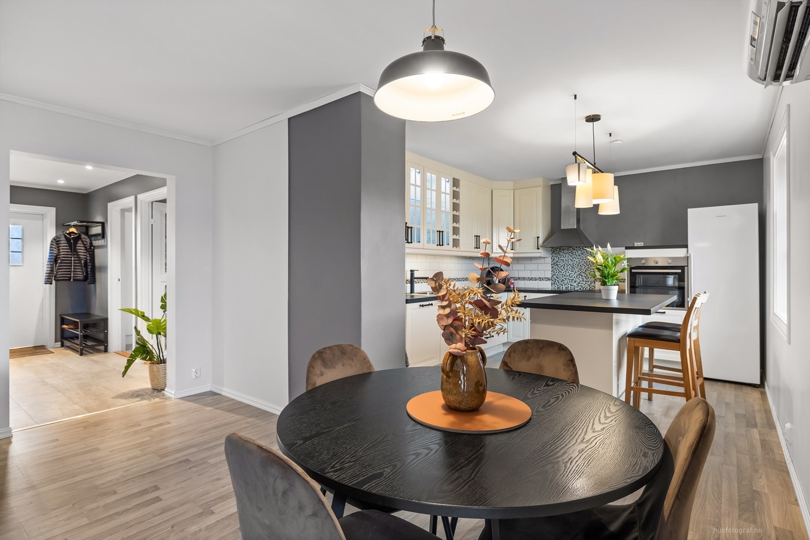 Leiligheten er gjennomgående, har fine fargevalg og gode lysforhold. Galleribilde