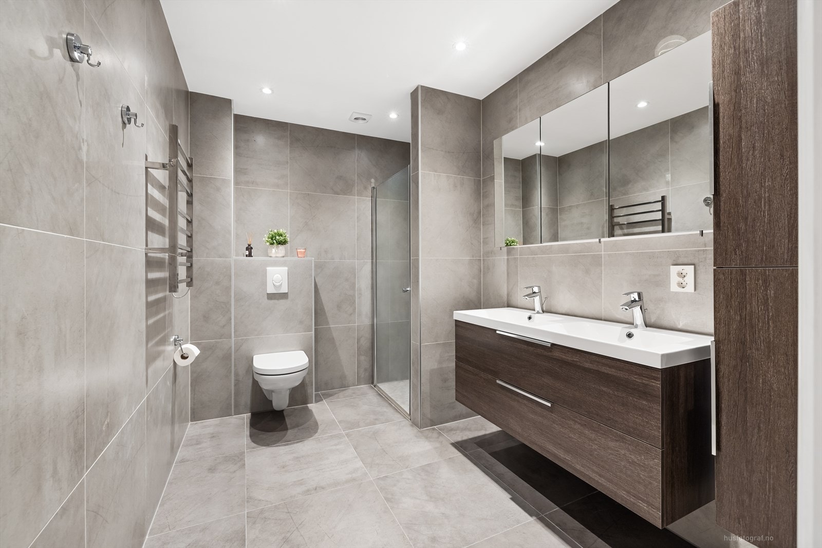 Badet har håndkletørker og elektrisk styrt vifte. Galleribilde