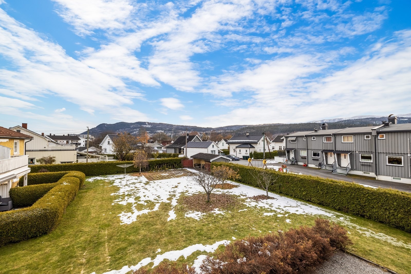 Opparbeidede fellesarealer. Leiligheten har en sentralt beliggenhet i et etablert boligstrøk nær Mjøndalen sentrum. Galleribilde