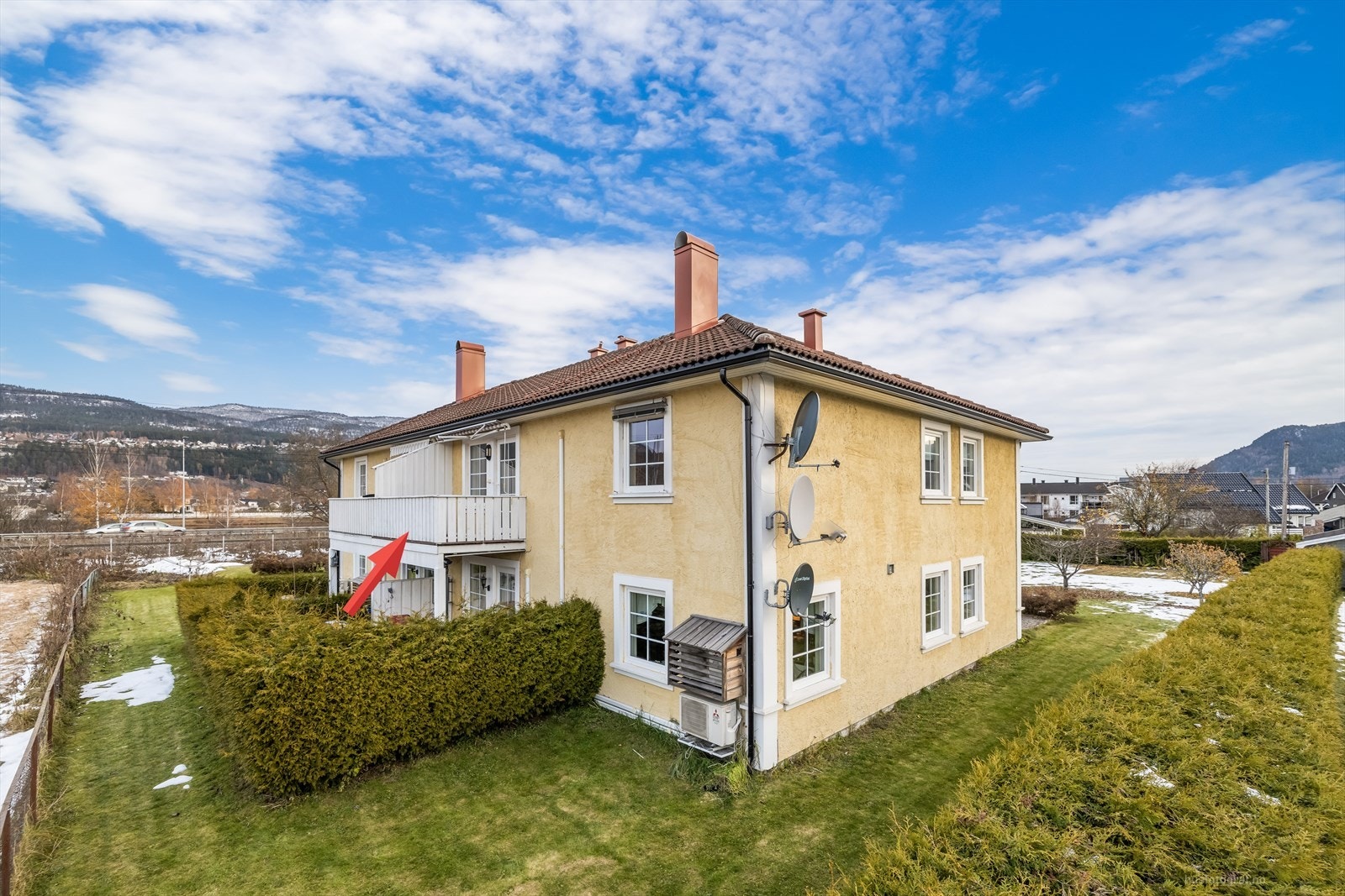 Dette er en modernisert og pen eierleilighet beliggende i 2.etasje i firemannsbolig. Galleribilde