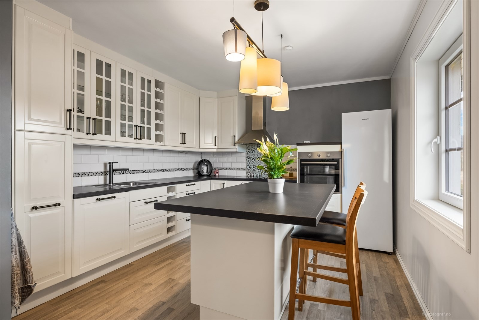 Praktisk kjøkkenøy med plass til et par stoler. Galleribilde