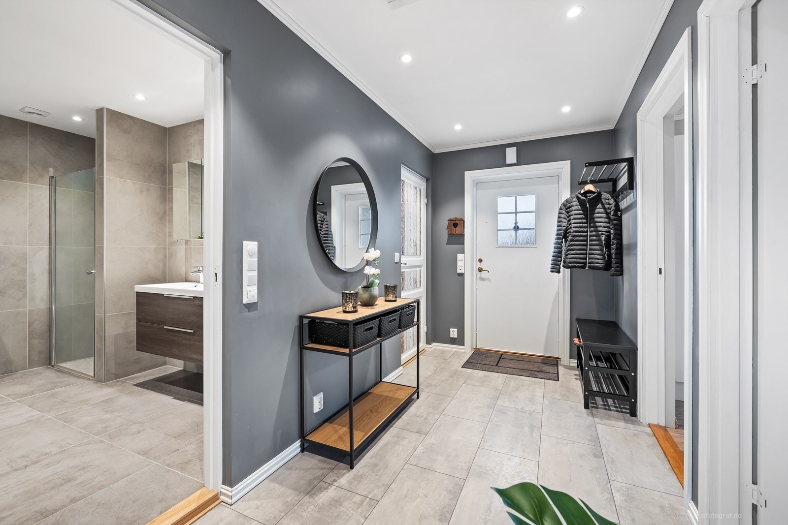 Romslig entré med god plass til møblement og plass til å henge fra seg yttertøy og lager sko som er i daglig bruk. Galleribilde