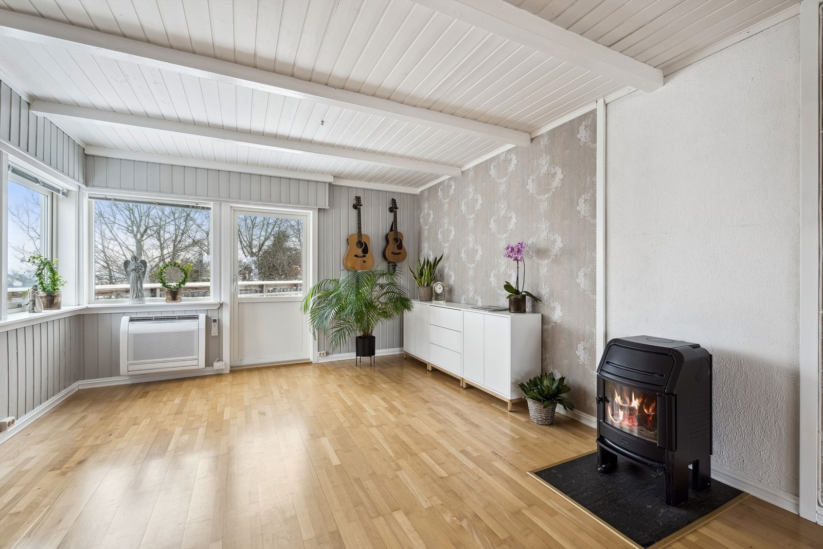 I stuen er det både varmepumpe og vedovn. Det er også utgang til terrasse Galleribilde