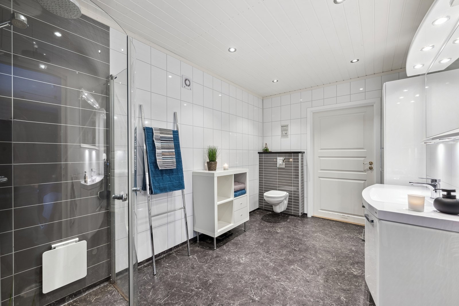 Her er det en flott innredning med mye skapplass, vegghengt wc, dusjnisje og opplegg for vaskemaskin Galleribilde