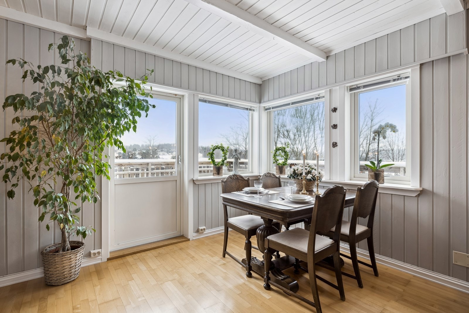 Det er 2 utganger til terrassen i stuen. Terrassen strekker seg over 3 sider av huset og er på 100 kvm Galleribilde
