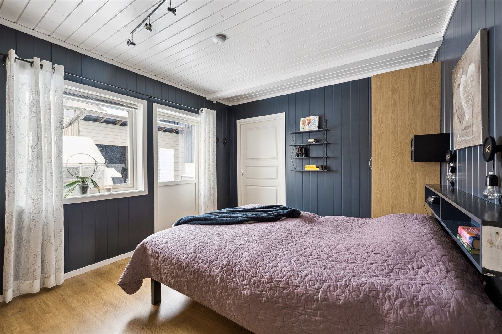Soverommet i denne etasjen har utgang til terrassen. Galleribilde