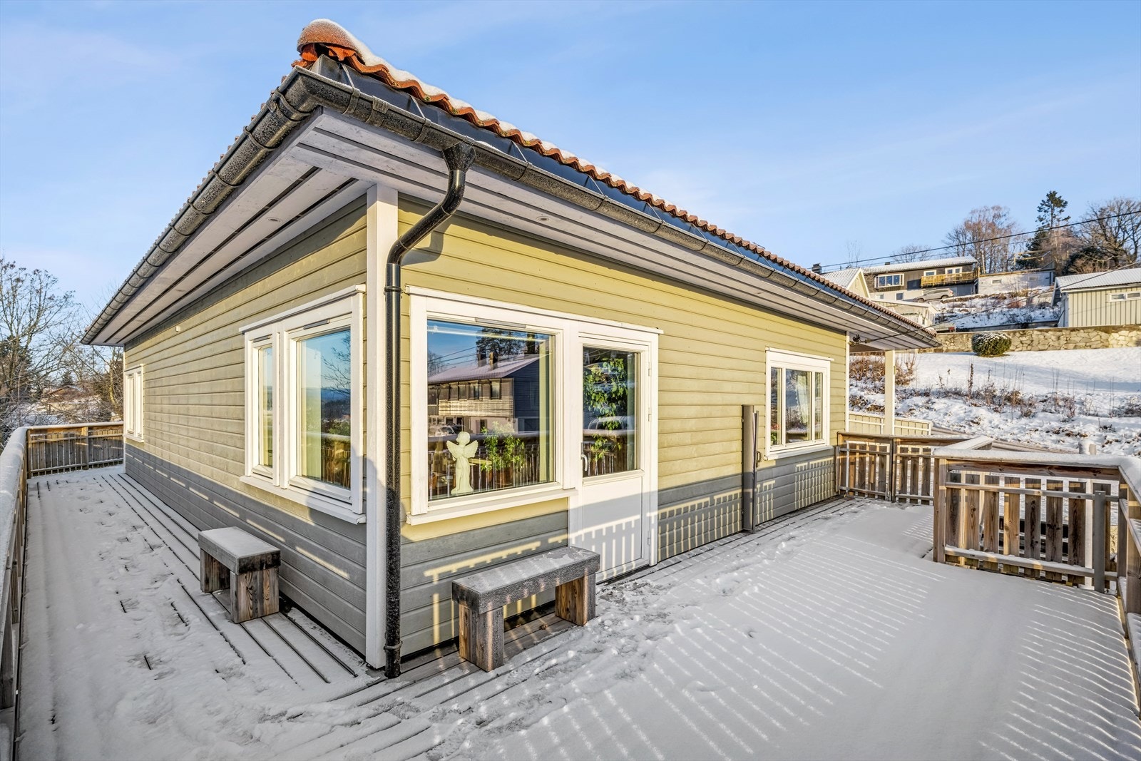 Solrik terrasse med utgang fra spisestue, stue og hovedsoverom Galleribilde