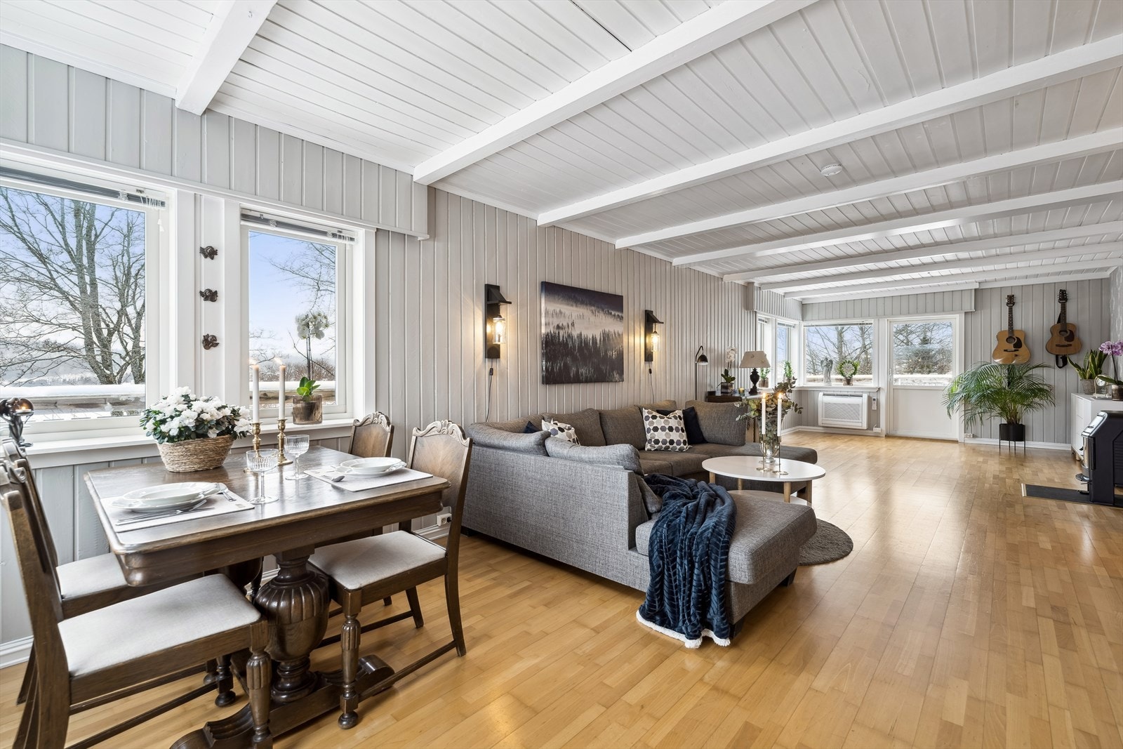 Her er det god plass til både sofa og spisestue Galleribilde