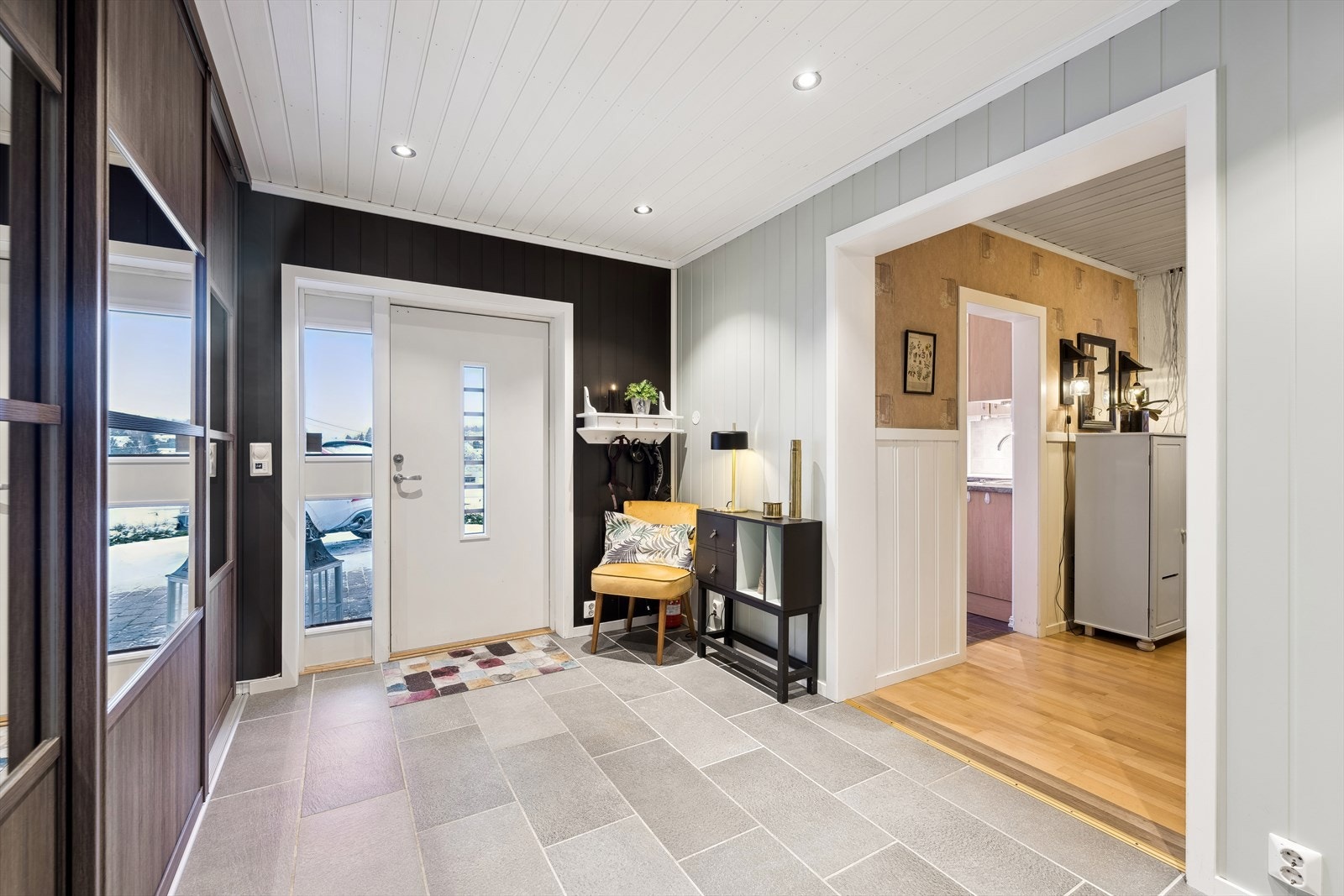 Romslig hall med stor skyvedørsgarderobe Galleribilde