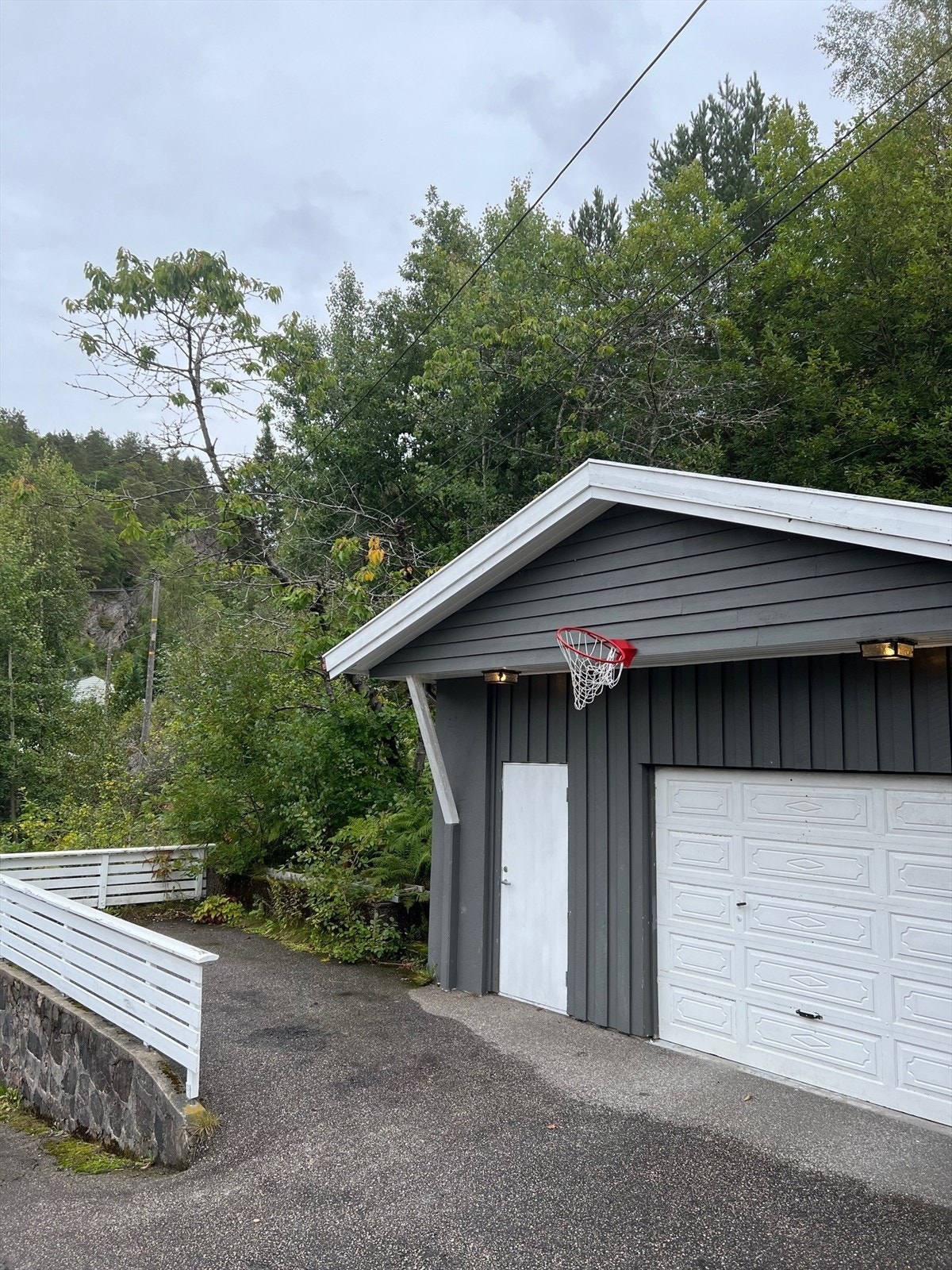 Kun garasje som er oppført på tomten. Galleribilde