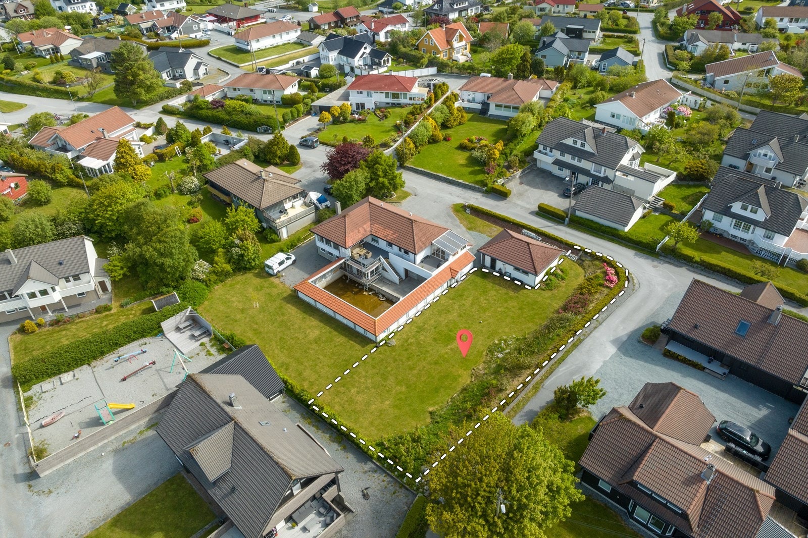 En solrik og tilnærmet flat tomt beliggende i populært boligfelt i Nyevegen på Åkrehamn. Galleribilde