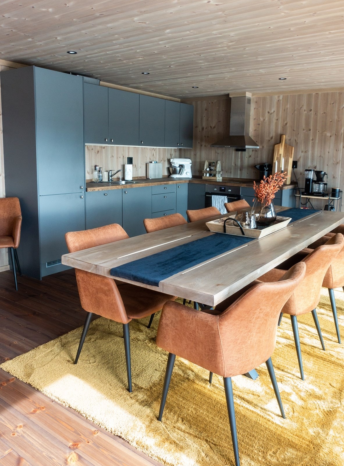 Sosialt møtested med god plass til spisebord Galleribilde