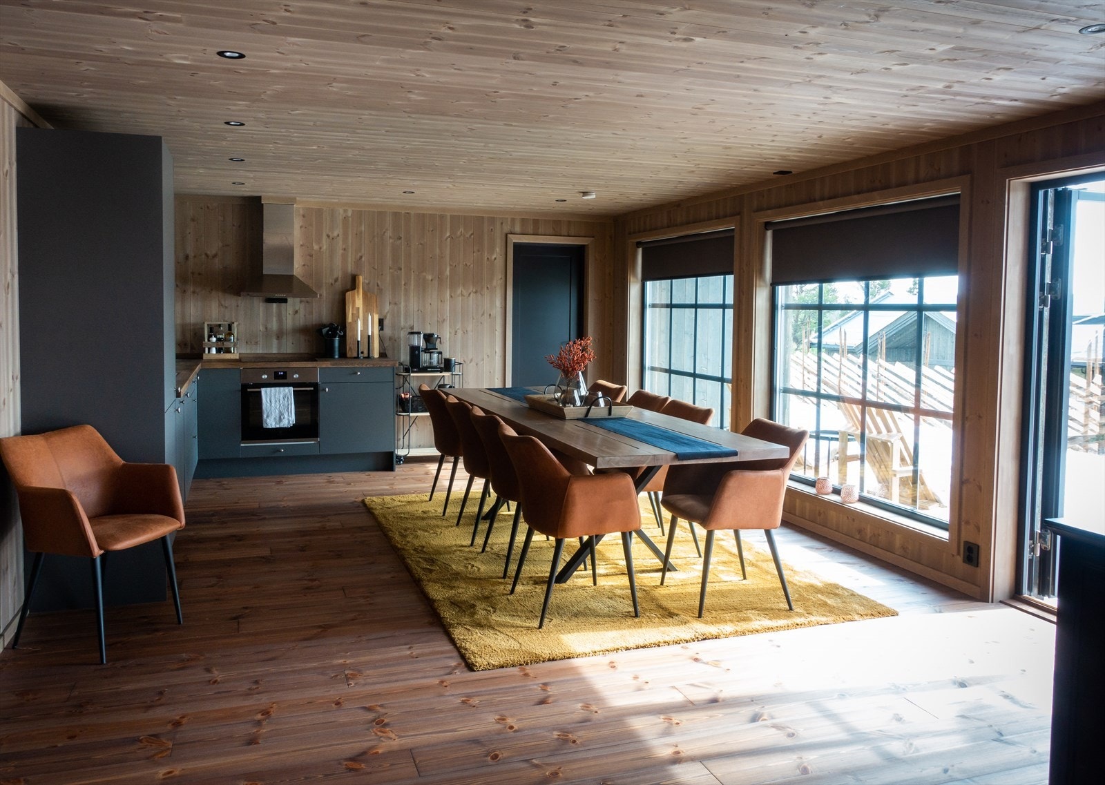 Det slippes mye naturlig lys inn gjennom store vindusflater Galleribilde