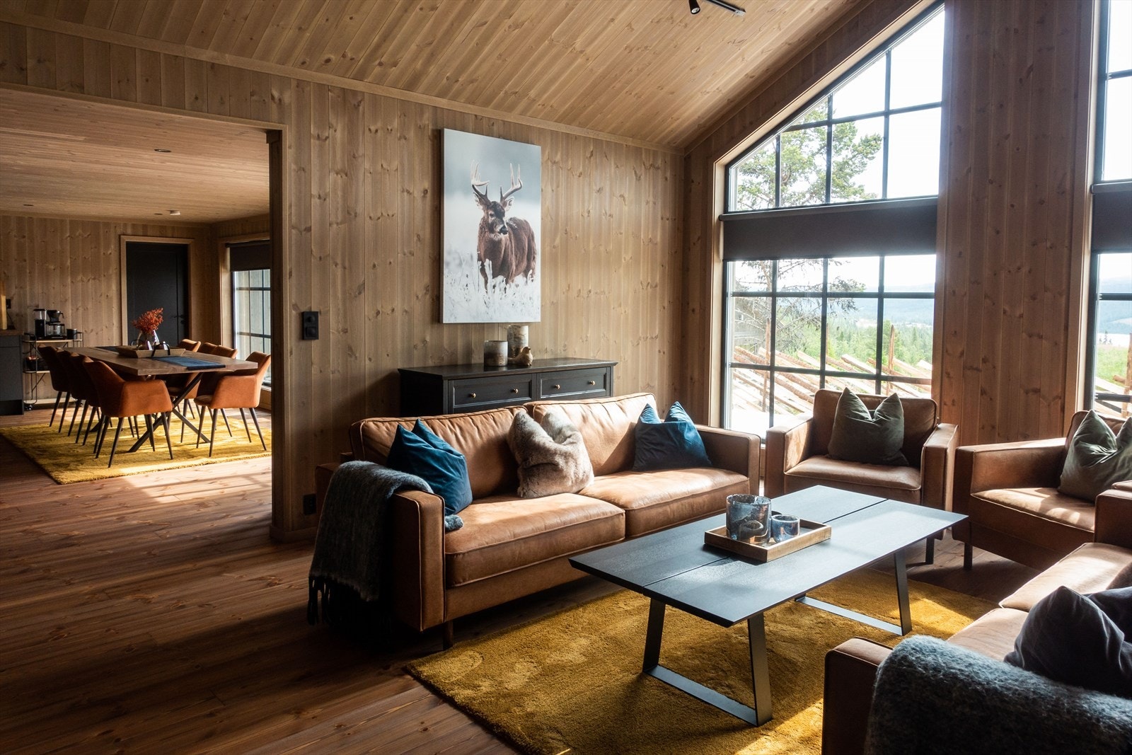 Lun og koselig stue, også med store vindusflater Galleribilde