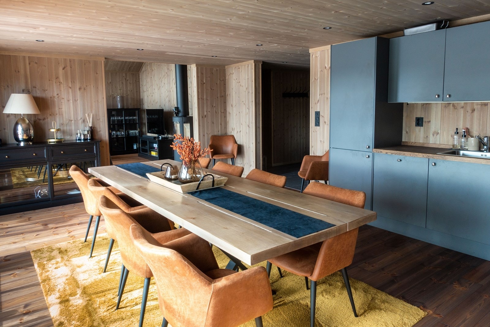 Velkommen inn! Romslig kjøkken plassert i hjertet av hytta Galleribilde