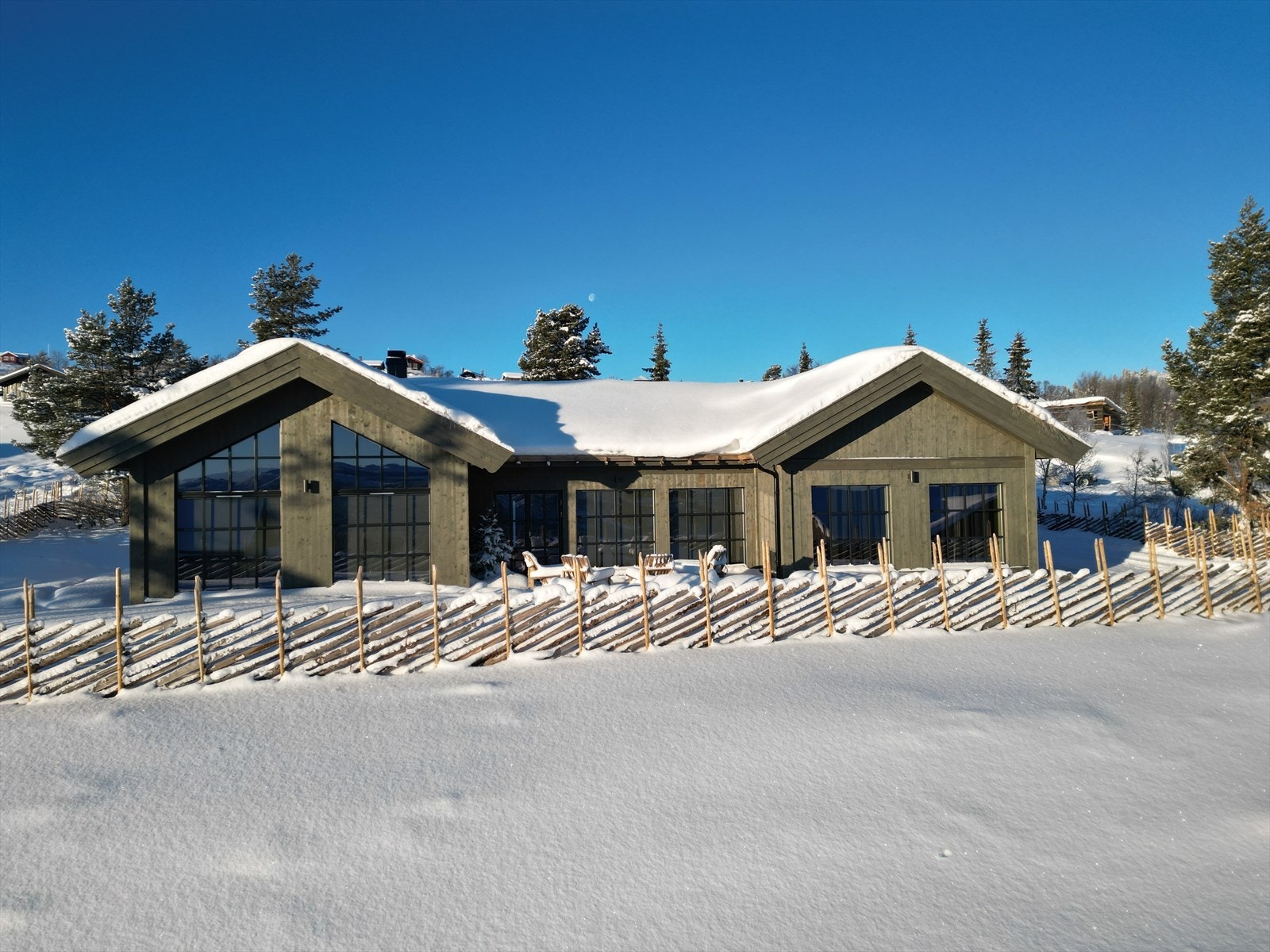 Eiendommen er gjerdet inn og har fine utvendige områder for både sommer og vinter Galleribilde