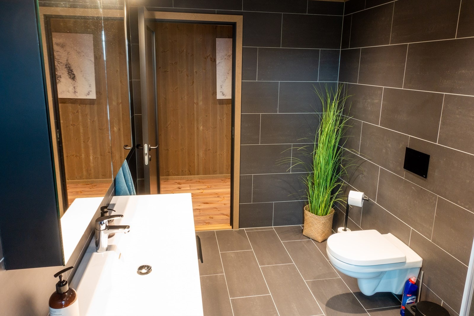 Bad 1 ligger ved tre av soverommene og ved badstua Galleribilde