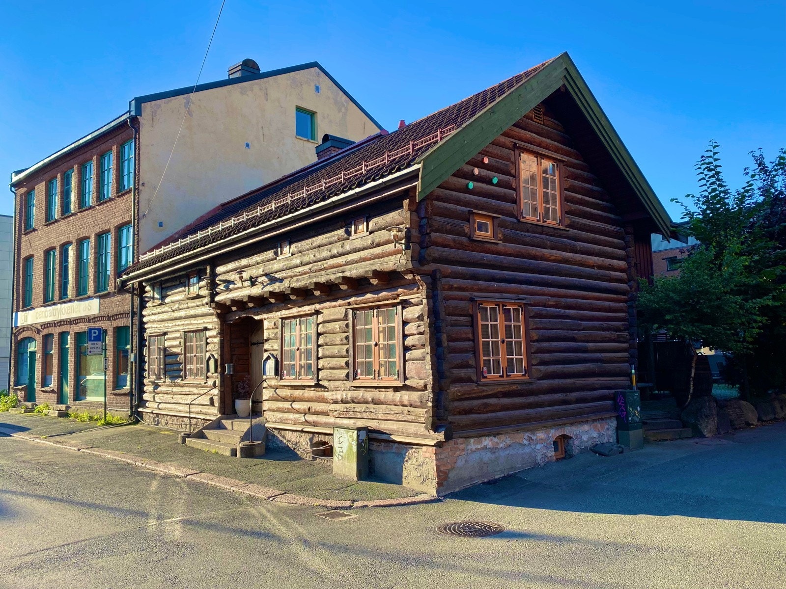 Restaurantlokalet er i hele tømmerbygningen samt med spisesal i 1. etasje (seksjon 1) i Centraltrykkeribygningen, som ble etablert og drevet i perioden 1922-2000 Galleribilde