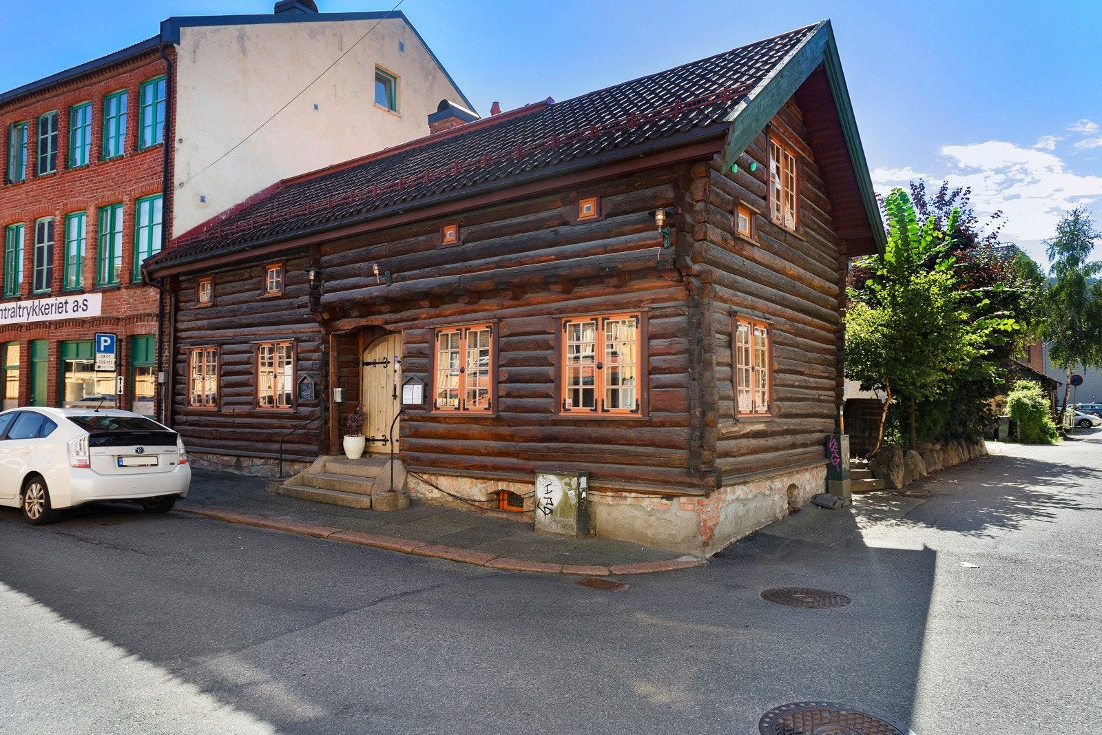 Historisk restaurantbygg med med ute- (ca. 35 personer) - og inneserververing (ca. 70 personer) samt leilighet i loftsetasjen med egen inngang Galleribilde