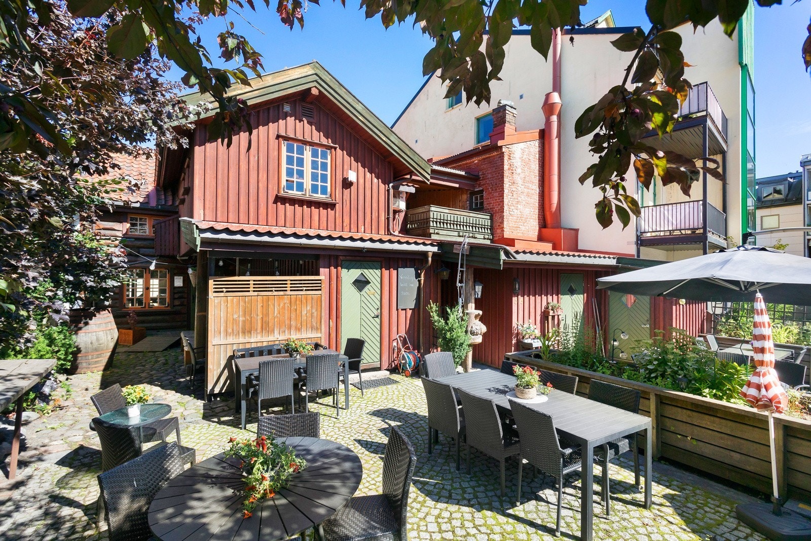 Herretoalett (med tre urinaler), dametoalett samt privat toalett (for betjening) - alle ment for bakgården Galleribilde
