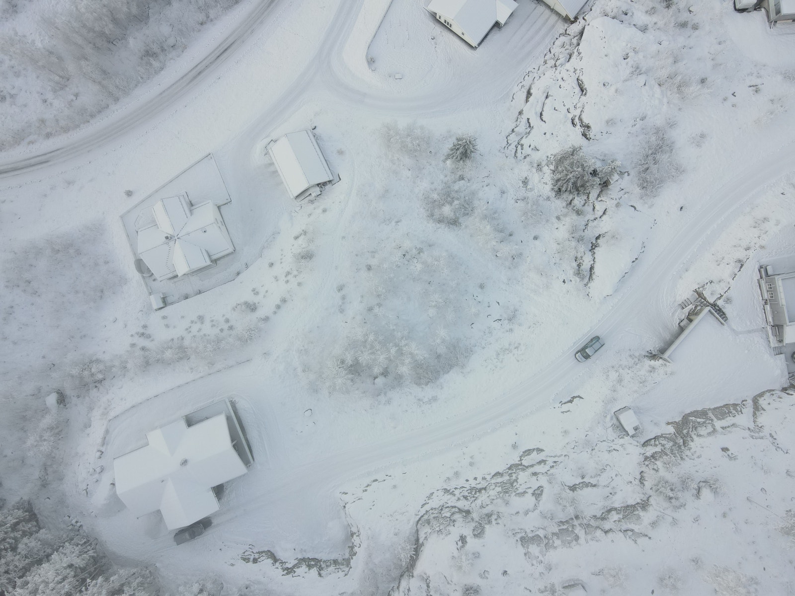 Dronebilde som viser rett ned på tomten. (Litt kaldt da dronebildet ble tatt, derfor litt uskarpt bilde) Galleribilde
