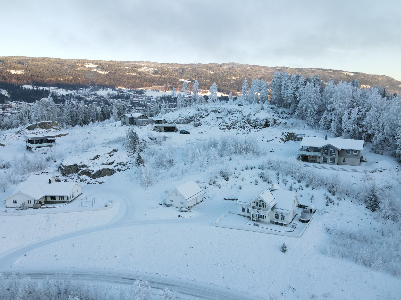 Dronebilde - tomter ligger midt på bildet. Galleribilde