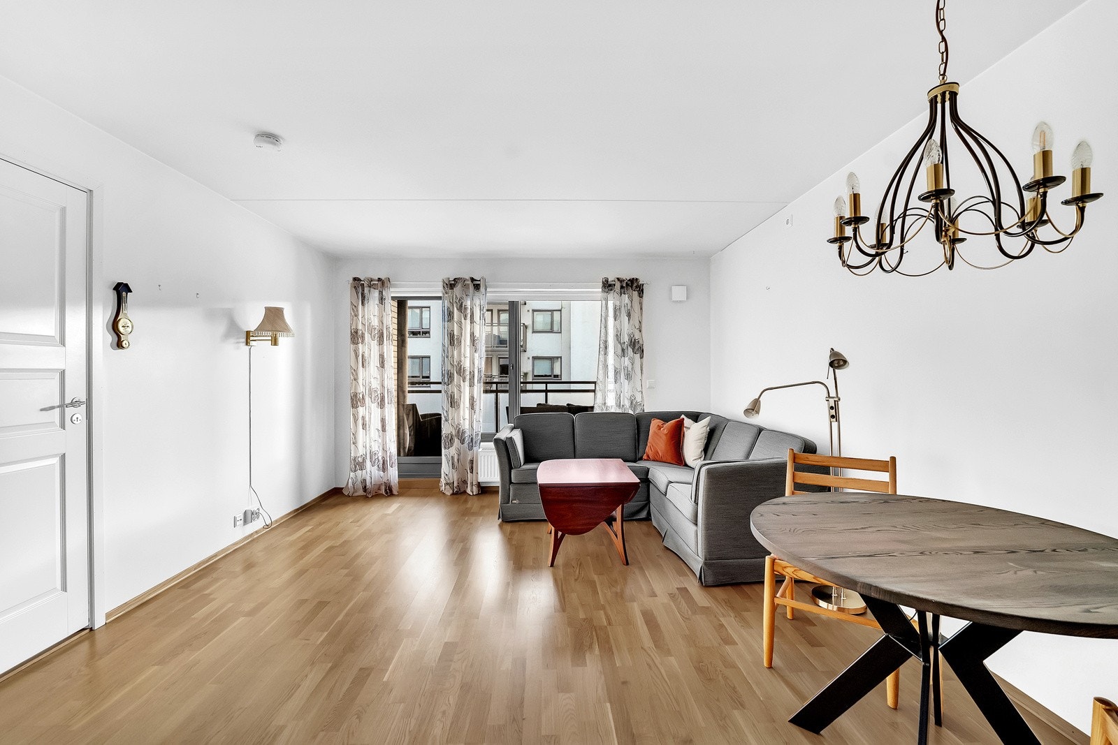 Stue med god plass til spisebord og sofaløsning. Store vindusflater gir rikelig med naturlig lys til rommet Galleribilde