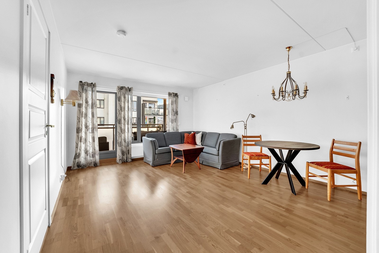 Lys selveierleilghet i 3. etasje med garasjeplass, heis og overbygget balkong Galleribilde