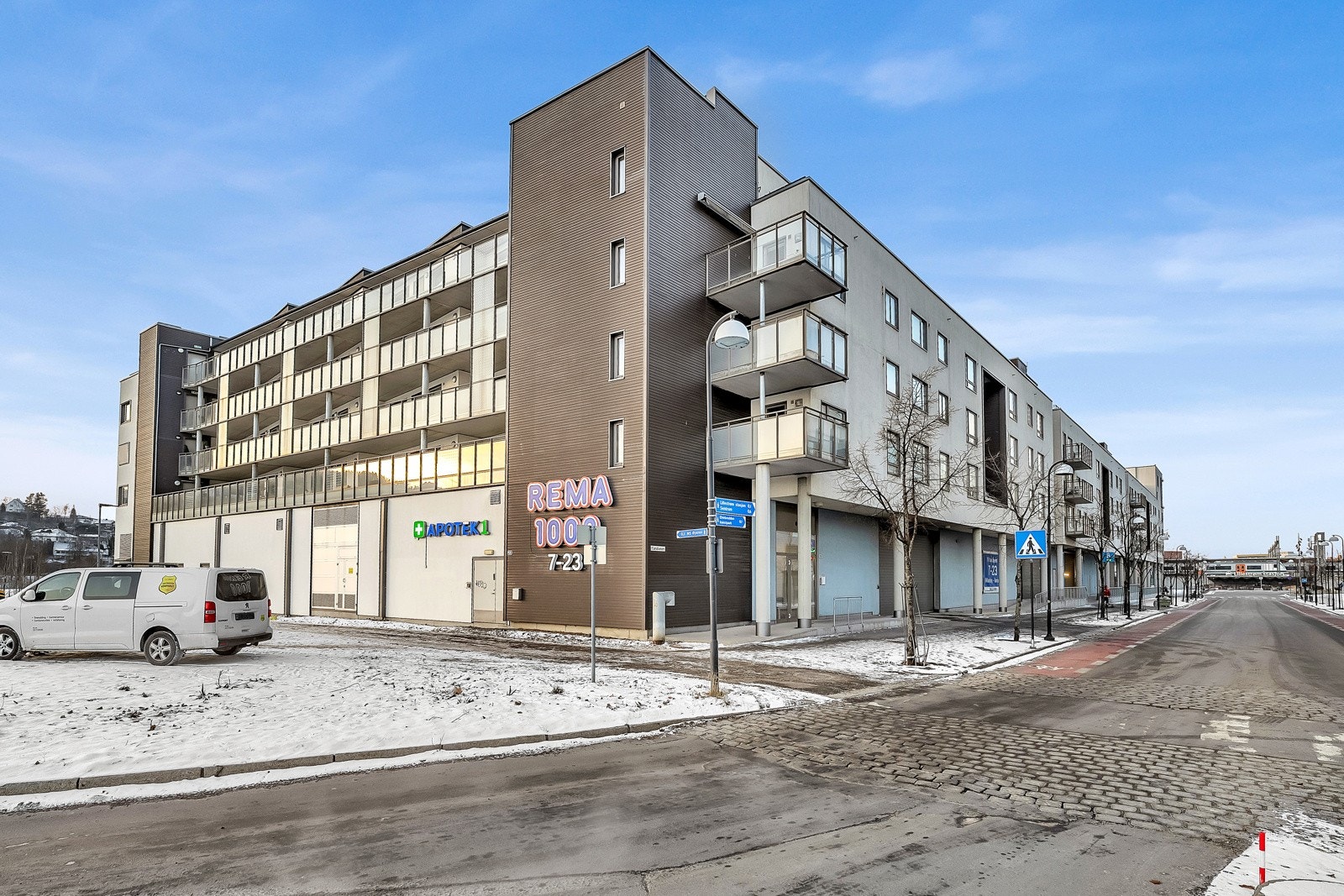 Det er umiddelbar nærhet til matbutikk og apotek, samt togstasjon Galleribilde