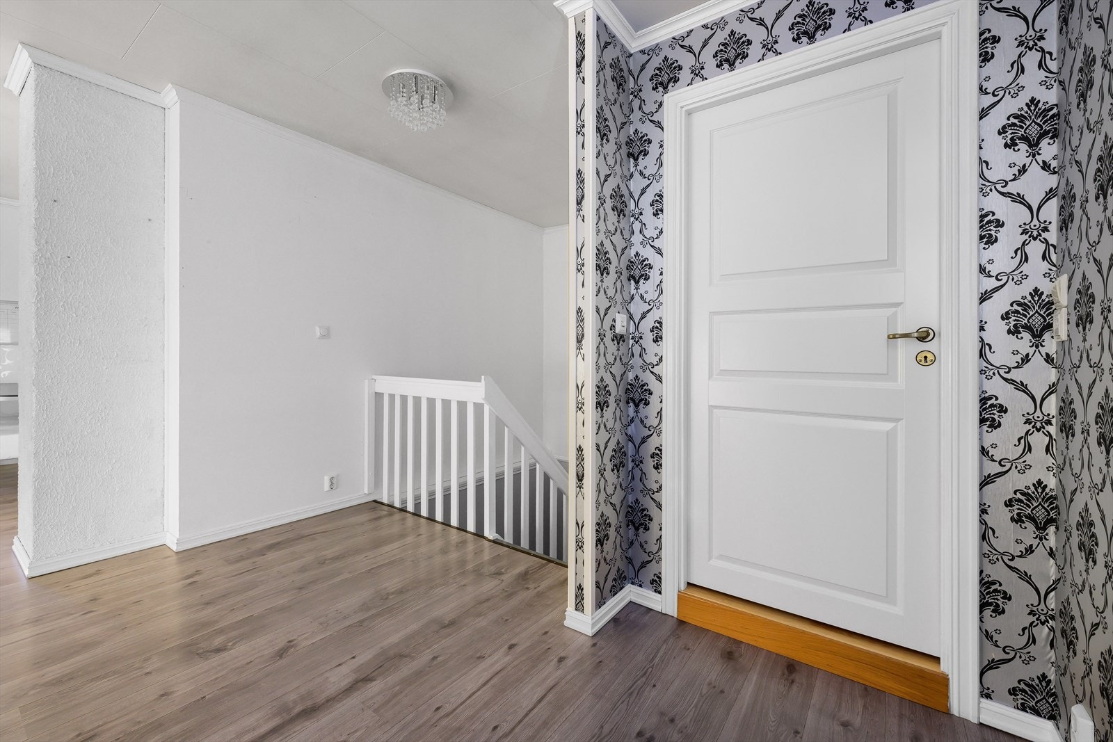 Med trapp fra hallen i første etasje kommer en til boligens andre etasje. Galleribilde