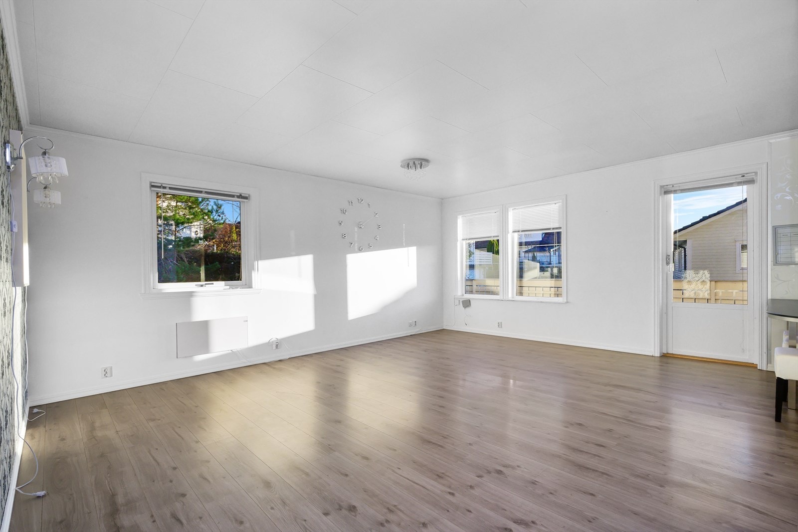 Stor og luftig stue med gode muligheter for variert møblering. Galleribilde