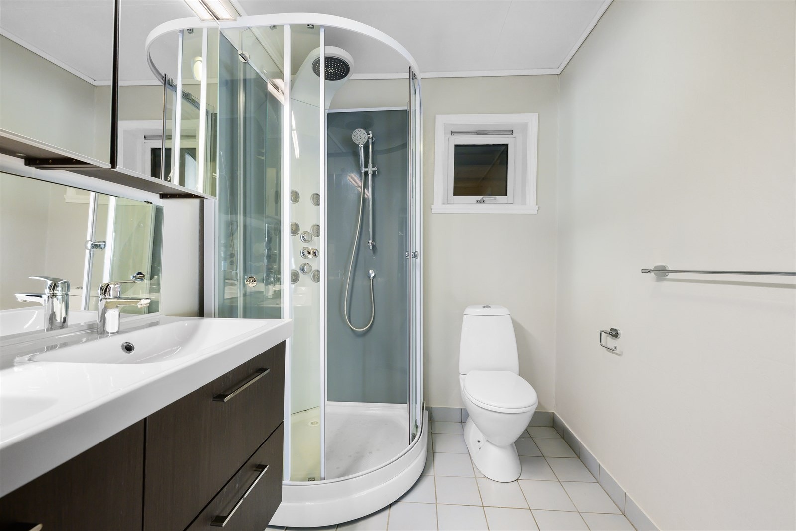 Badet er Innholdsrikt med møbler fra 2015. Galleribilde