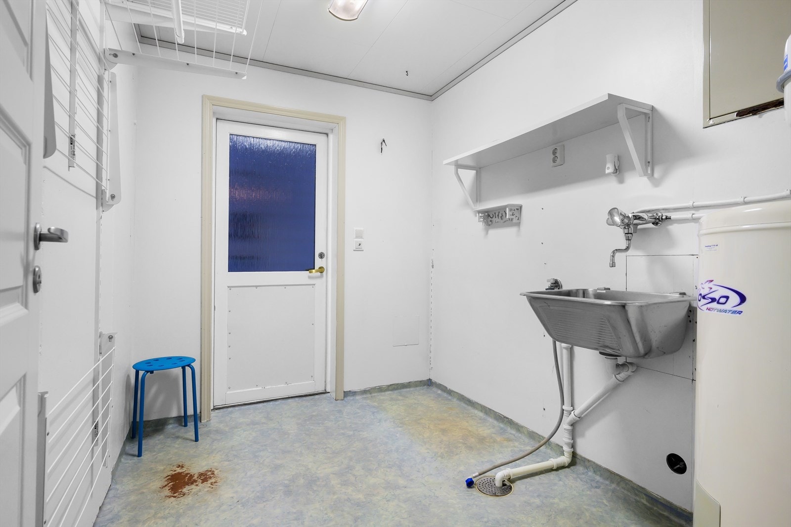 Vaskerommet finner en også i boligens første etasje. Rommet er av god størrelse med skyllekar og god oppbevaringsplass. Galleribilde
