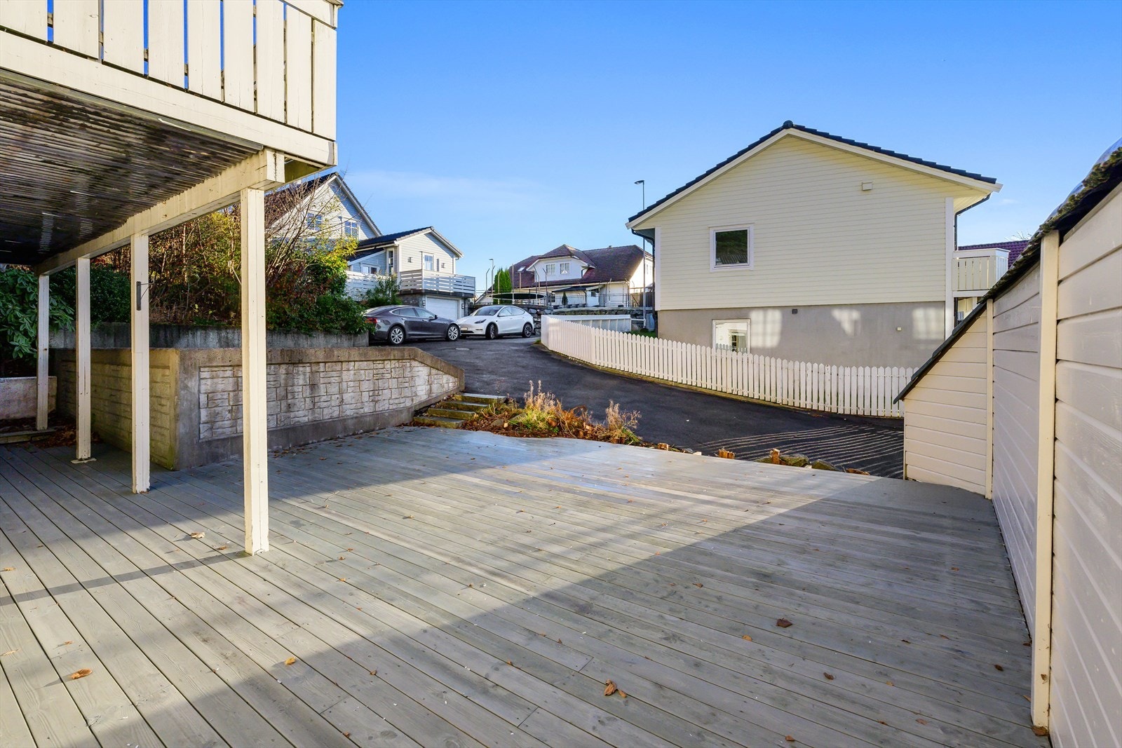 Stor terrasse på sørsiden av huset. Galleribilde