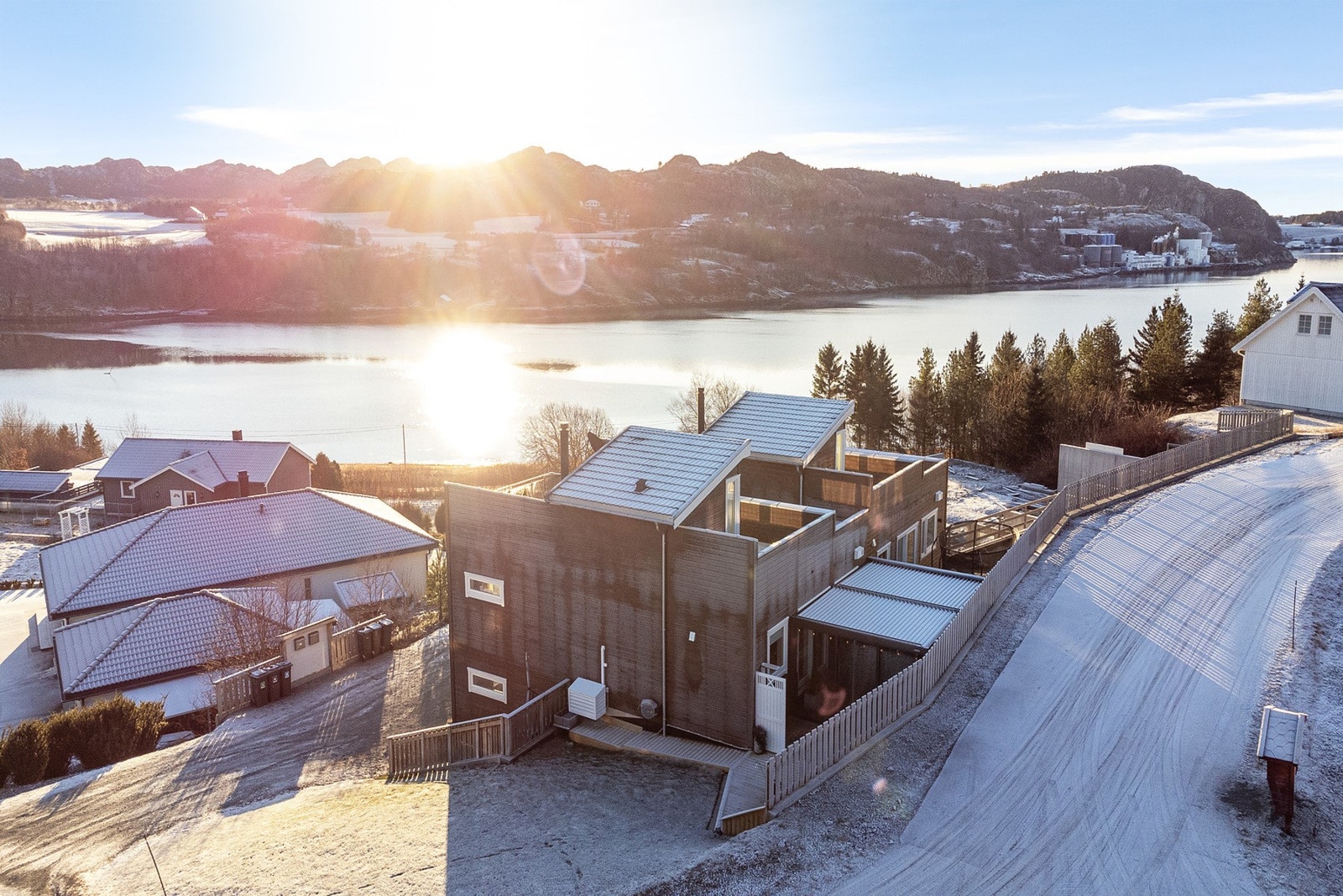 Flott halvpart av tomannsbolig fra 2017 med høy standard. Galleribilde
