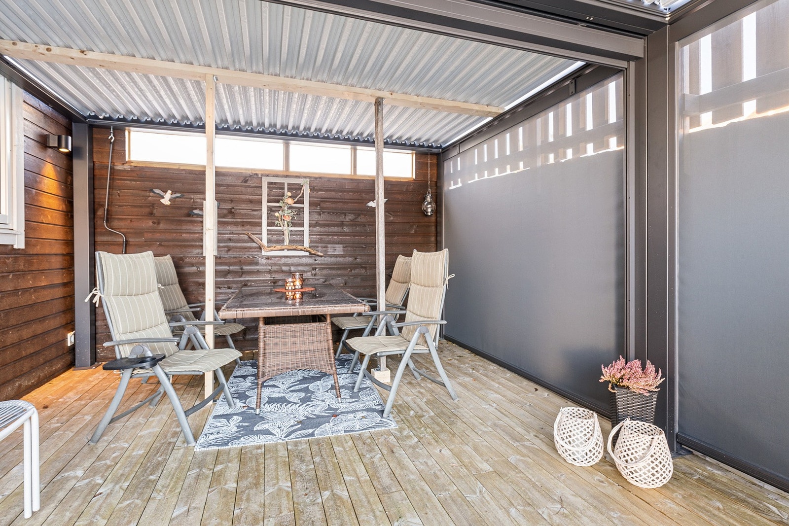 1. etg.: Overbygd terrasse med utgang fra kjøkken. Galleribilde