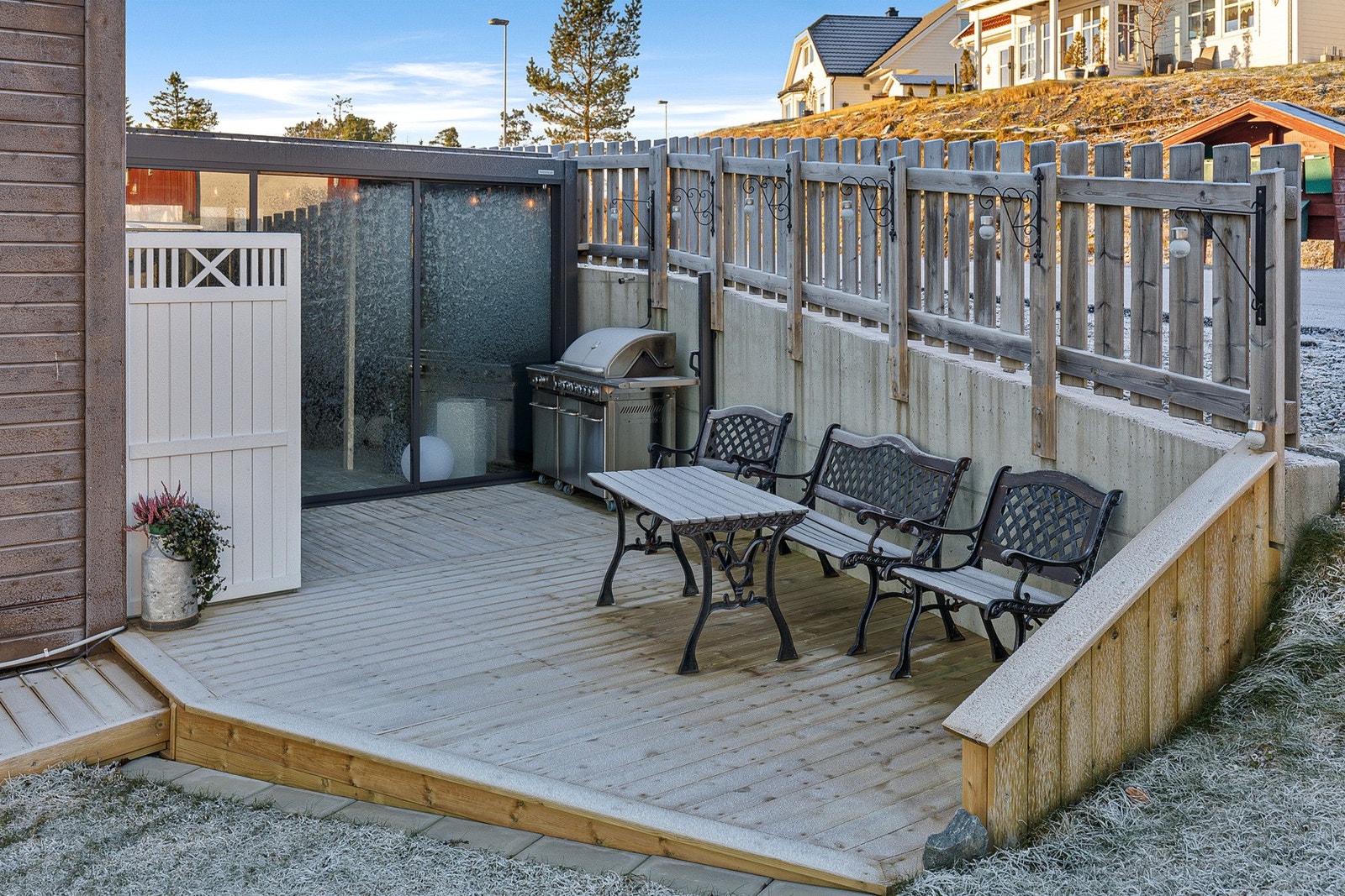 1. etg.: Terrasse med utgang fra kjøkken. Galleribilde