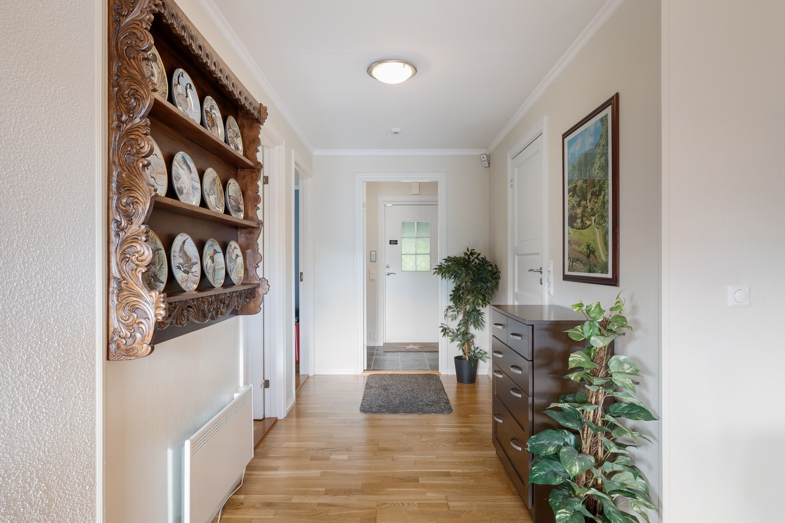 Hall med videre adkomst inn til soverom og bad, og videre ut i vindfanget. Galleribilde